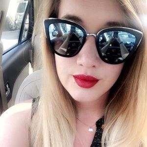 Meet your Posher, Elise